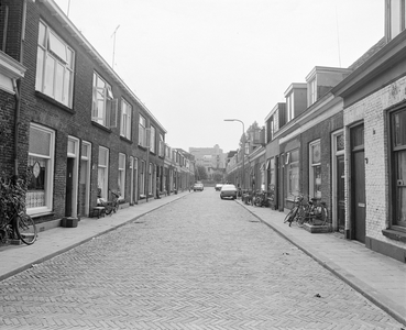 885035 Gezicht in de Wolfstraat te Utrecht, vanaf de Vlijtstraat; met rechts de woningen Wolfstraat 3-hoger.